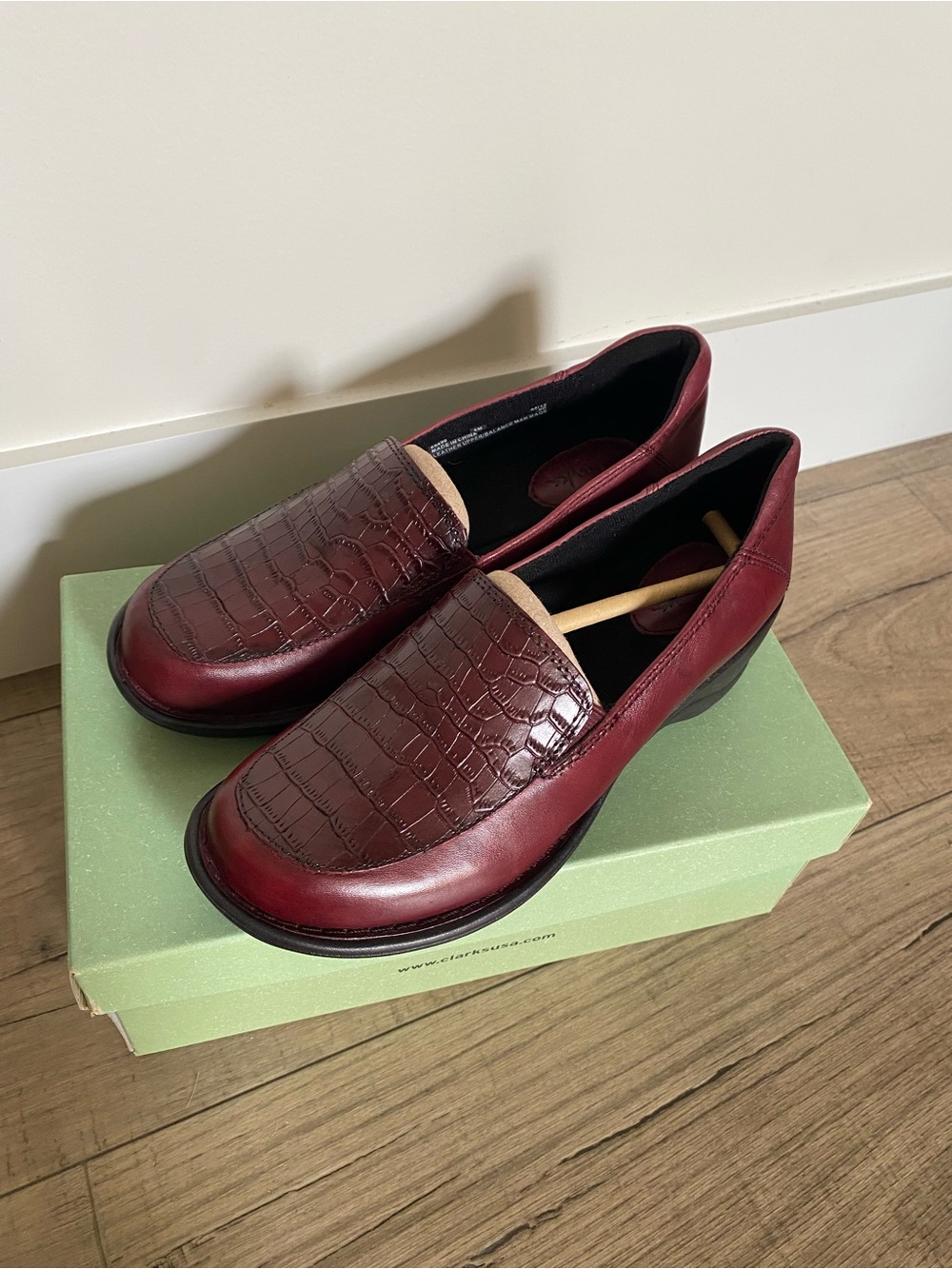 Clarks Artisan Womens Slip On Loafers Shoes 6m Burgundy Leather Azlyn Wish 66499